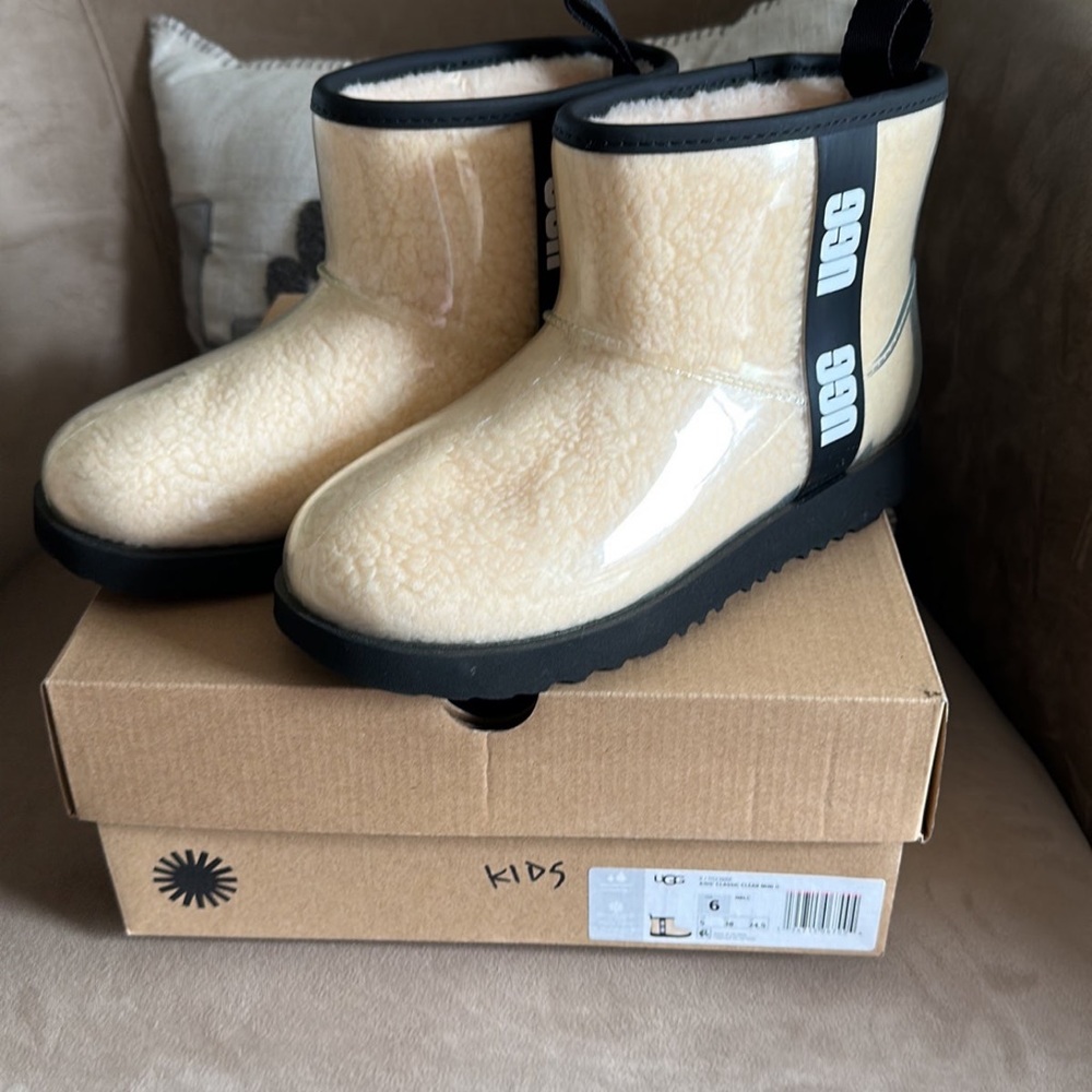 UGG SZ 6 kids fits womens 7 to 8 classic clear mini II